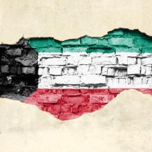 علم الكويت على خلفية من الحجر