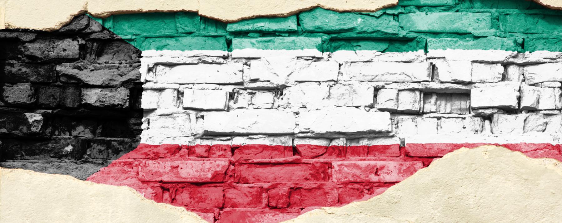 علم الكويت على خلفية من الحجر